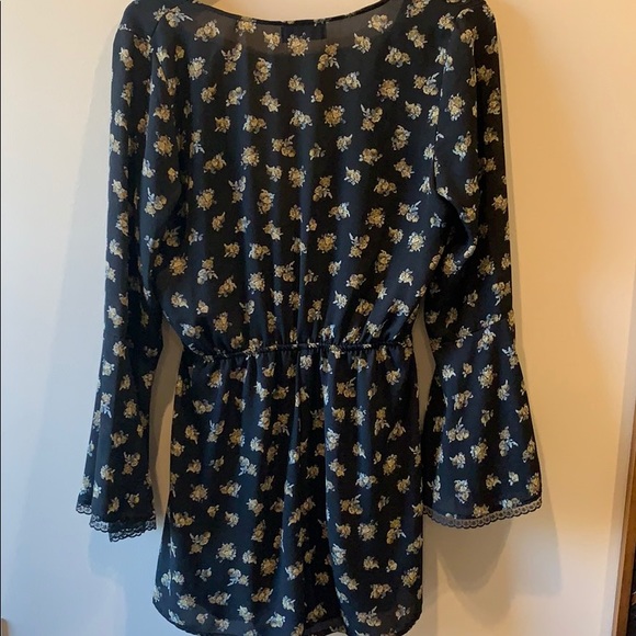 LUXE Floral Romper - Picture 7 of 8